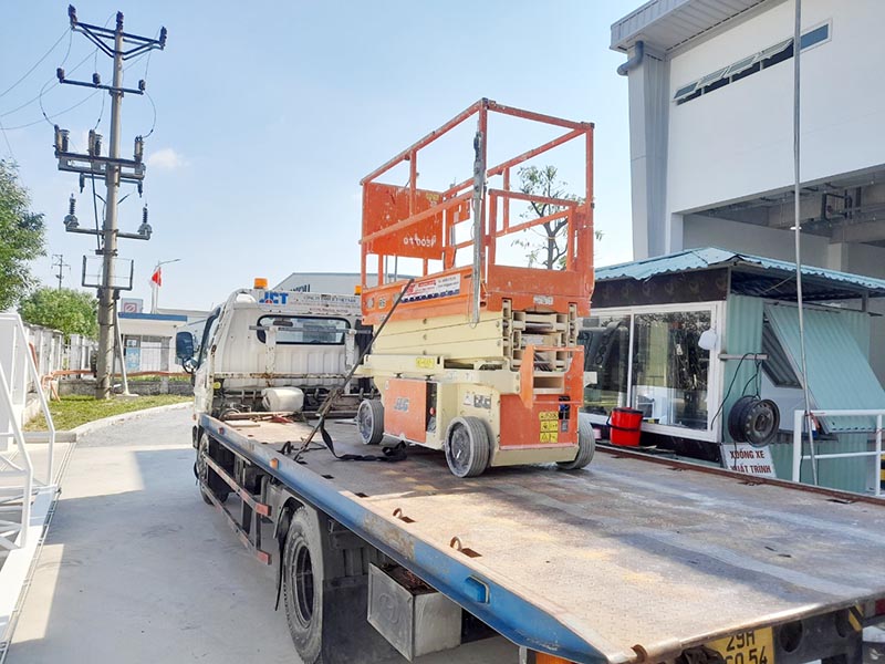 vận chuyển xe nâng người dạng cắt kéo