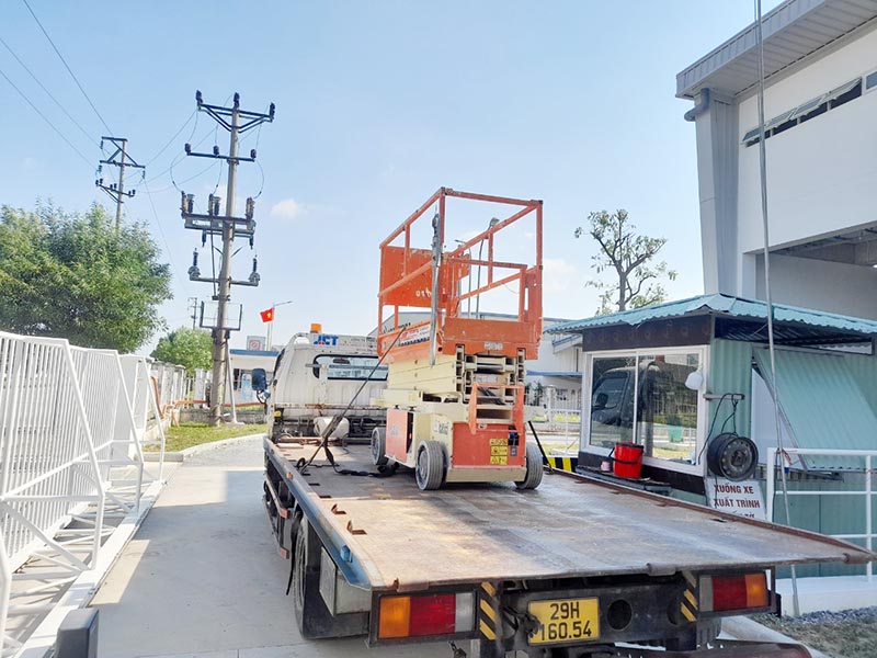 MC Industries cho thuê xe nâng người cắt kéo