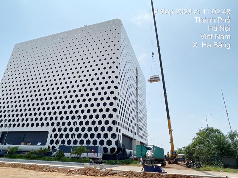 xe cẩu bánh lốp cẩu thiết bị công nghiệp lên mái toà nhà