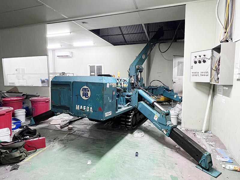 xe cẩu mini làm việc trong toà nhà có không gian hẹp