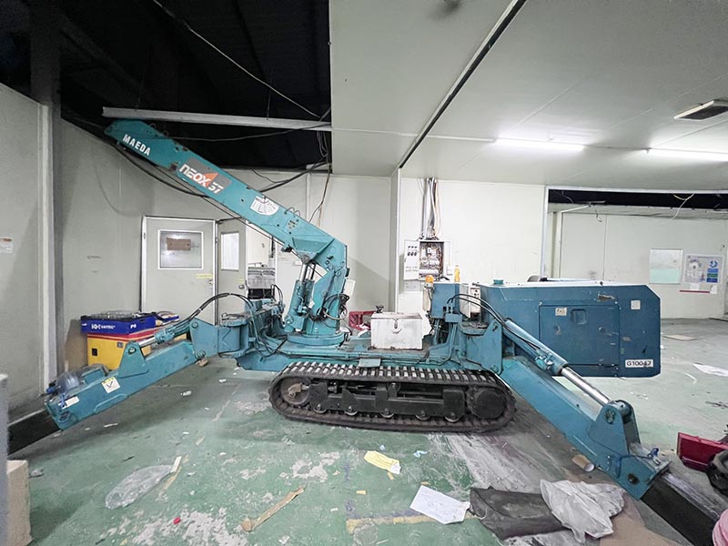 xe cẩu chân nhện 5 tấn làm việc trong nhà
