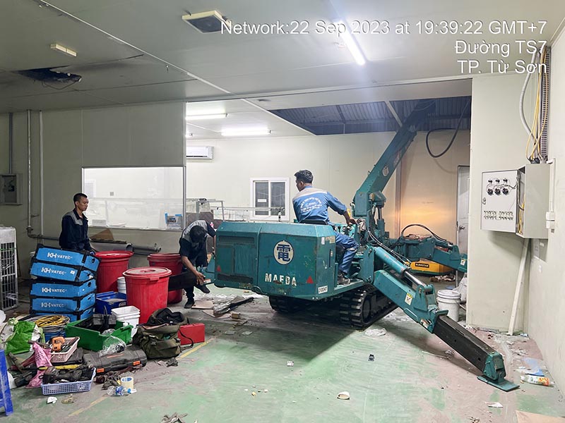 công nhân vận hành xe cẩu mini trong toà nhà