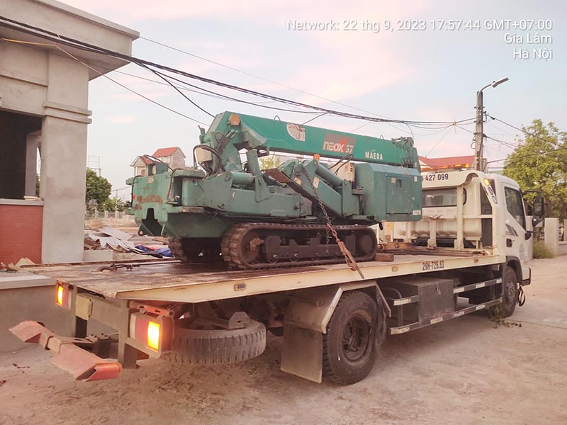 vận chuyển xe cẩu mini bằng xe nâng đầu