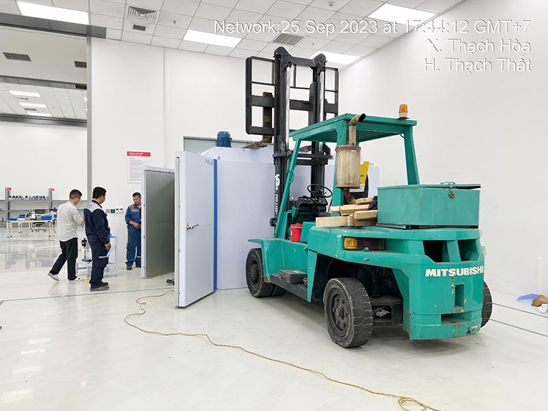 xe nâng hàng làm việc trong nhà máy tại Thạch Thất Hà Nội