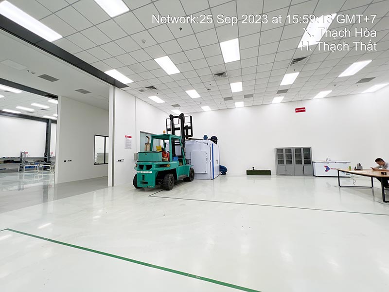 xe nâng hàng Mitshubishi làm việc trong nhà máy