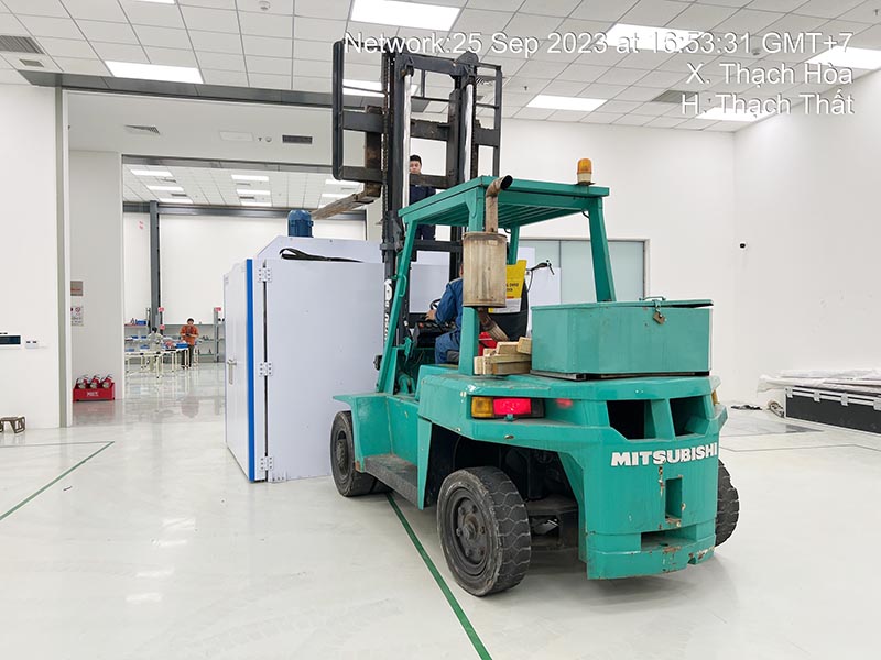Xe nâng hàng làm việc trong nhà máy tại Thạch Thất, Hà Nội
