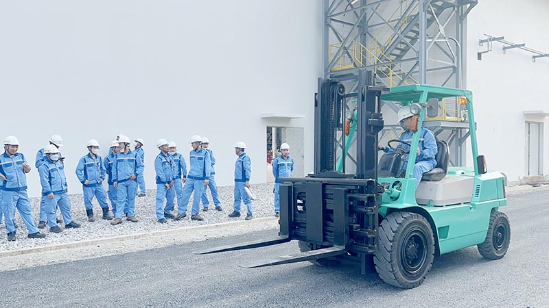 công nhân lái xe nâng hàng 5 tấn