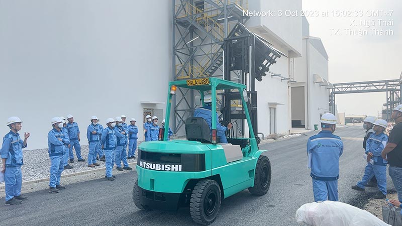 Công nhân lái xe nâng hàng mitsubishi