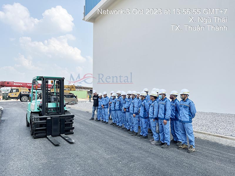 công nhân học an toàn trước khi lái xe nâng hàng