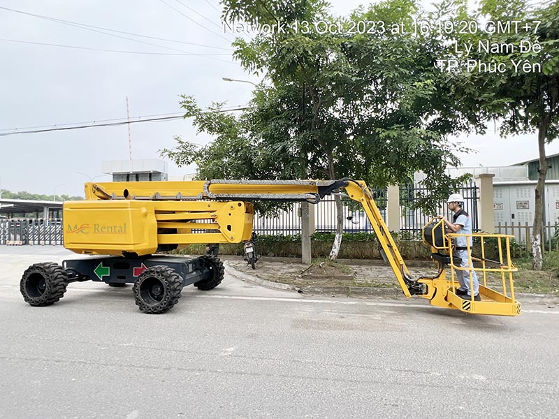 công nhân di chuyển xe nâng người boomlift 16m làm việc