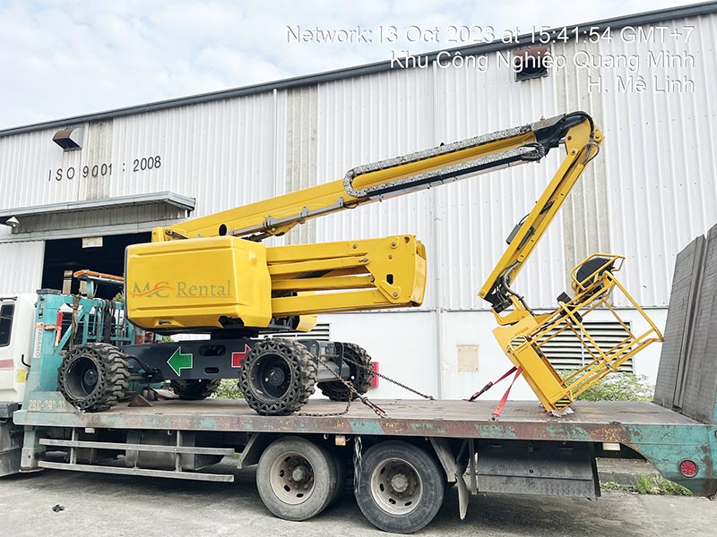 xe nâng người boomlift 16m làm việc tại kcn Quanh Minh