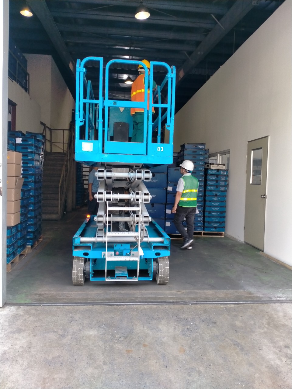 xe  nâng người dạng cắt kéo di chuyển vào nhà máy
