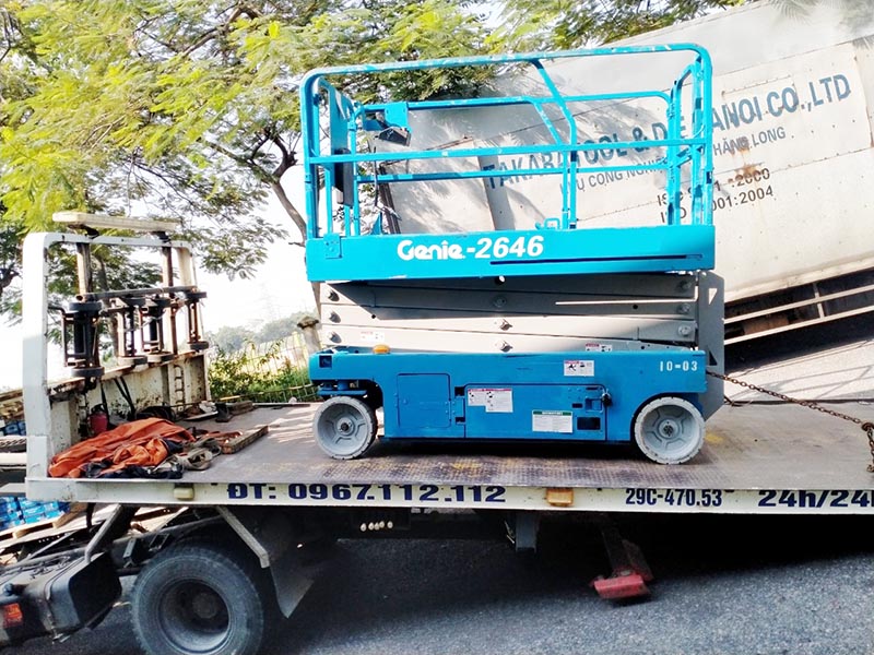 xe nâng người cắt kéo 10m làm việc Genie 2646