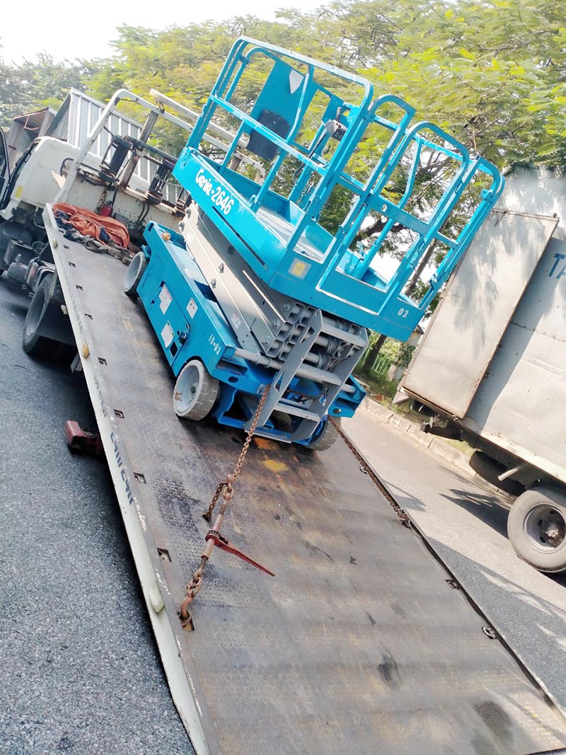 xe vận chuyển thiết bị nâng người dạng cắt kéo
