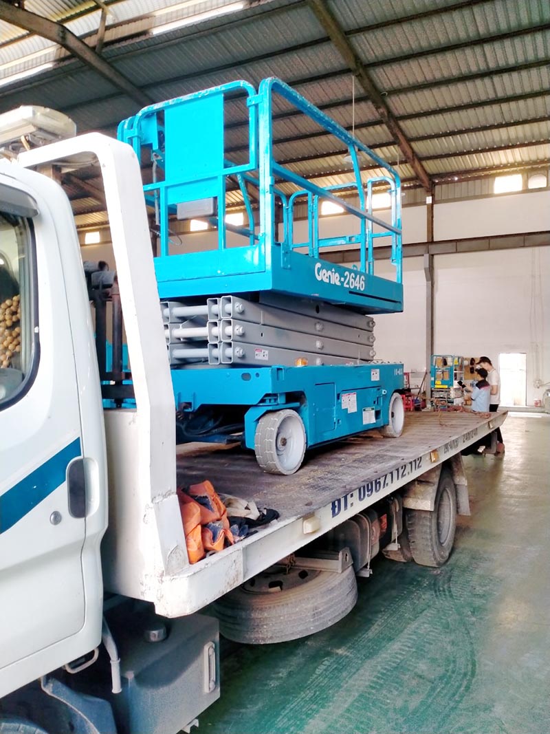 xe nâng người dạng cắt kéo 10m làm việc