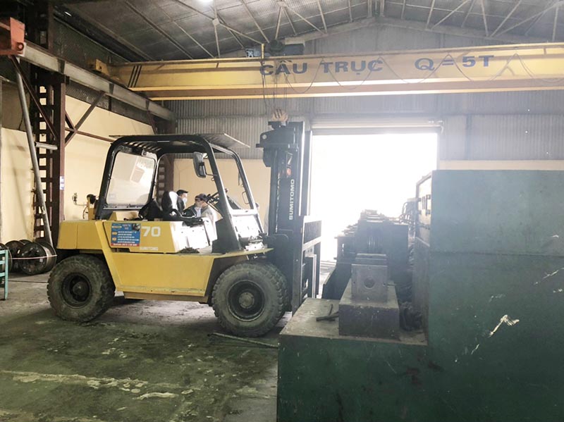 xe nâng hàng 7 tấn làm việc trong nhà máy