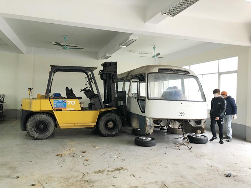 xe nâng hàng 7 tấn