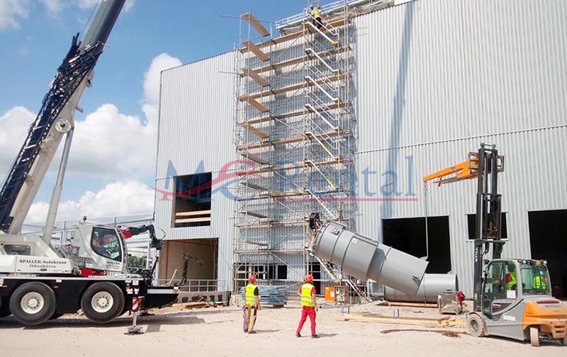 xe nâng hàng kết hợp xe cẩu bánh lốp nâng thiết bị lên cao