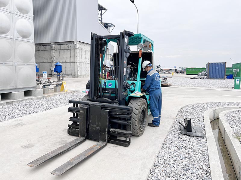Kiểm tra xe nâng hàng 3,5 tấn trước khi làm việc tại nhà máy