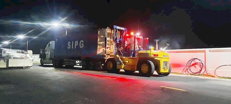 xe nâng hàng rút container