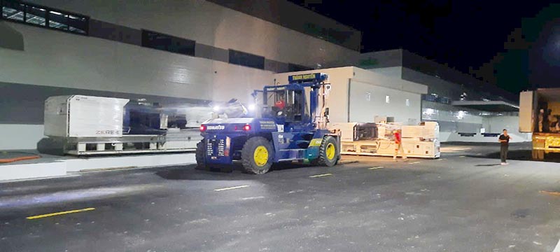 công nhân lái xe nâng hàng 15 tấn di dời thiết bị công nghiệp