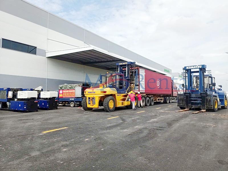 xe nâng hàng hạ container