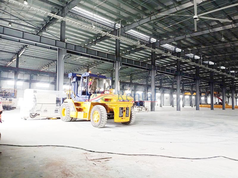 xe nâng hàng di chuyển thiết bị công nghiệp trong nhà máy
