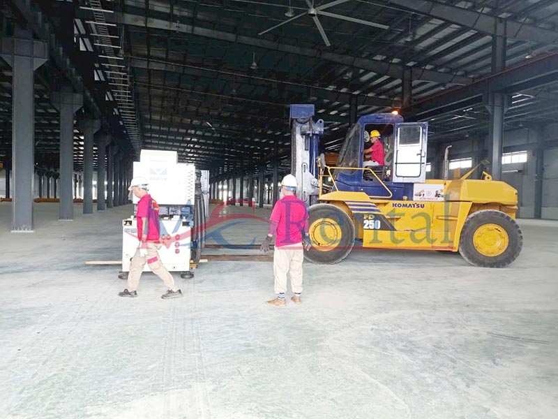 công nhân lái xe nâng hàng 25 tấn di chuyển máy công nghiệp