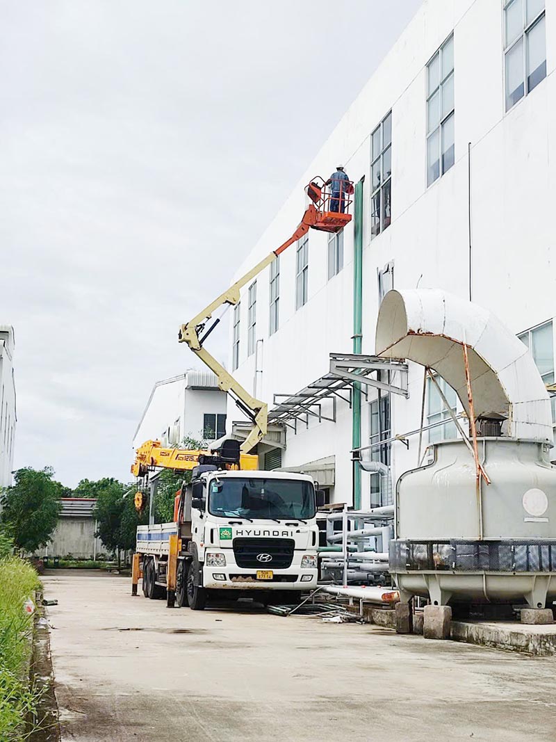 MC Industries cho thuê xe nâng người boomlift và xe cẩu thùng