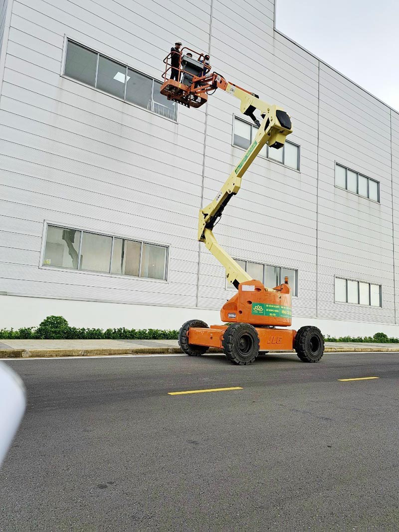 công nhân lái xe nâng người boomlift 16 mét làm việc