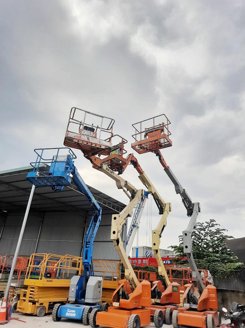 xe nâng người boomlift và xe nâng người cắt kéo
