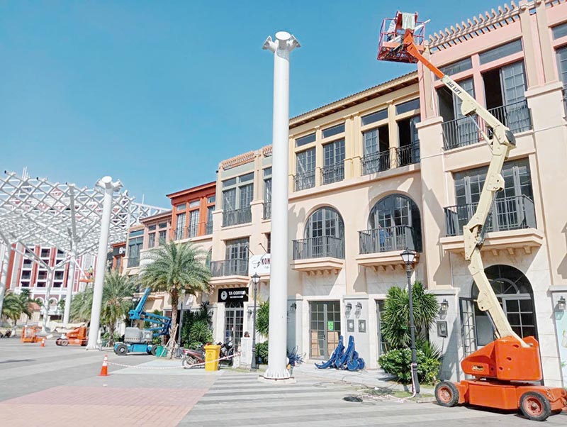 xe nâng người boomlift 16 mét làm việc tại toà nhà
