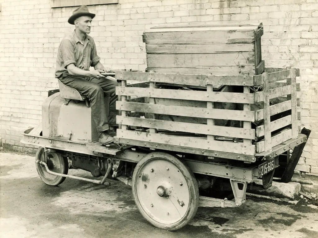 xe nâng hàng năm 1917 của hãng sản xuất Clark